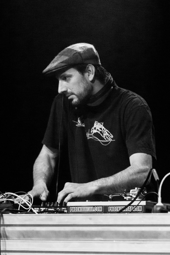 Vi.Be4 R E D R E D - DJ Courtasock